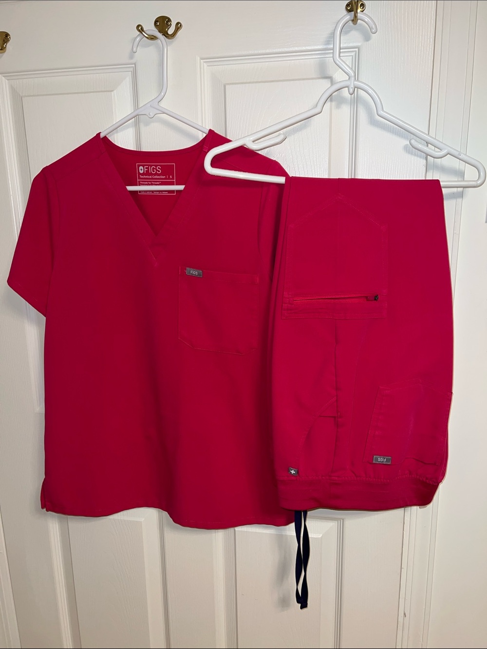 Figs Ultra Rose Scrub Set:       V-Neck Scrub Top and High waist Cargo pants